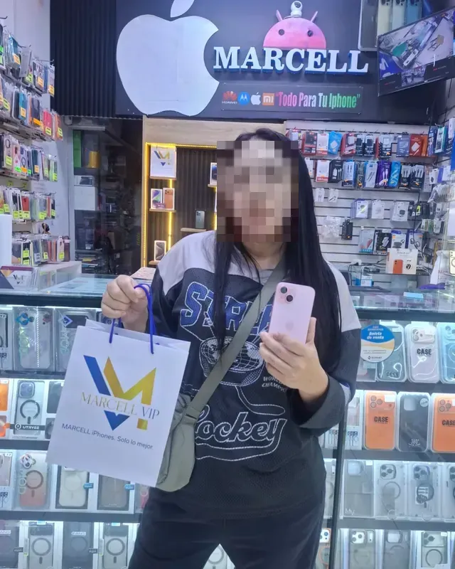 Cliente con su iPhone rosado y la bolsa de MARCELL VIP