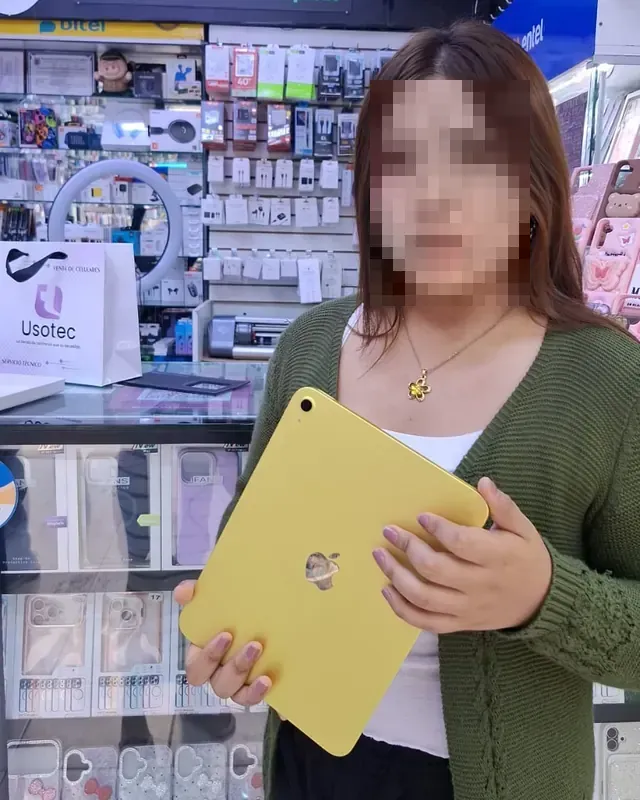 Cliente con su nuevo iPad amarillo