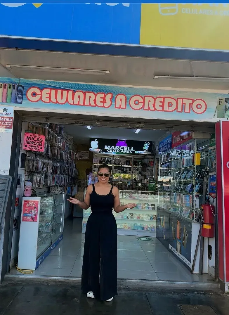 Entrada del local de Imperial, con el letrero «Celulares a crédito»