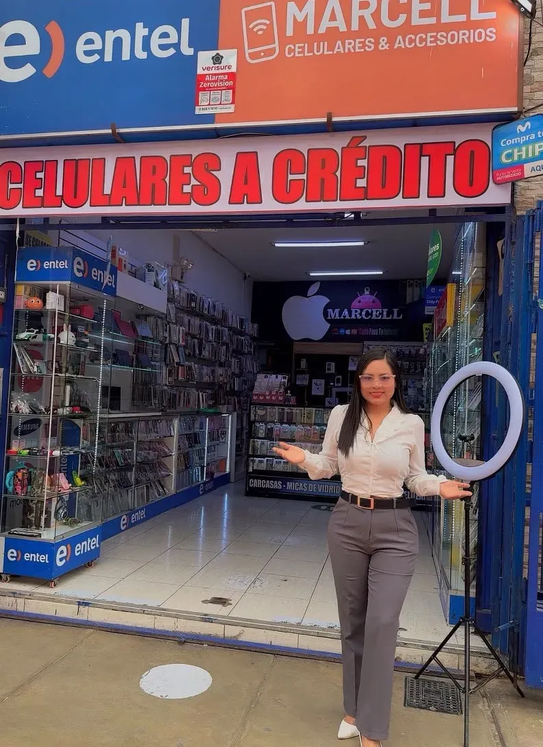 Entrada del local de San Vicente, con el letrero «Celulares a crédito»